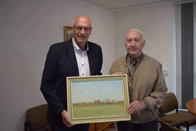 Bürgermeister Johann Börgmann (links) und Wilhelm Badberg mit dem Kunstwerk