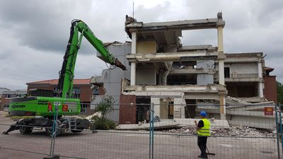Mit schwerem Gerät wird das alte Rathausgebäude abgebrochen
