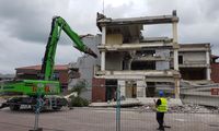 Mit schwerem Gerät wird das alte Rathausgebäude abgebrochen