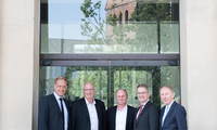 Unser Bild zeigt (v. l.) MdL Wiard Siebels, Ihlows Bürgermeister Johann Börgmann und Kämmerer Harm Ubben, Staatssekretär Manke und Landrat Harm-Uwe Weber 