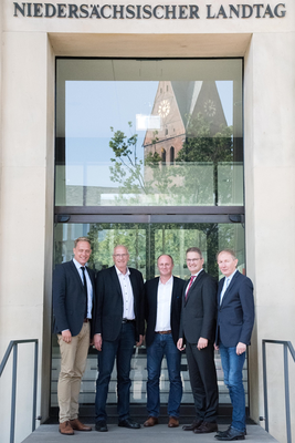 Unser Bild zeigt (v. l.) MdL Wiard Siebels, Ihlows Bürgermeister Johann Börgmann und Kämmerer Harm Ubben, Staatssekretär Manke und Landrat Harm-Uwe Weber 
