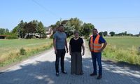 v.l.n.r.: Bauamtsmitarbeiter Tammo Vüst, Bauamtsleiterin Annette Lang, Herr Campen (Firma Stührenberg)