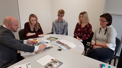 Im Gespräch mit Verlagsrepräsentant Nils Bauer stellte die Gruppe ihren Layoutvorschlag vor