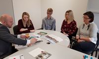 Im Gespräch mit Verlagsrepräsentant Nils Bauer stellte die Gruppe ihren Layoutvorschlag vor